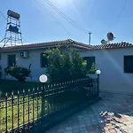 5 Bedroom! 12 Min To Airport! Private Parking