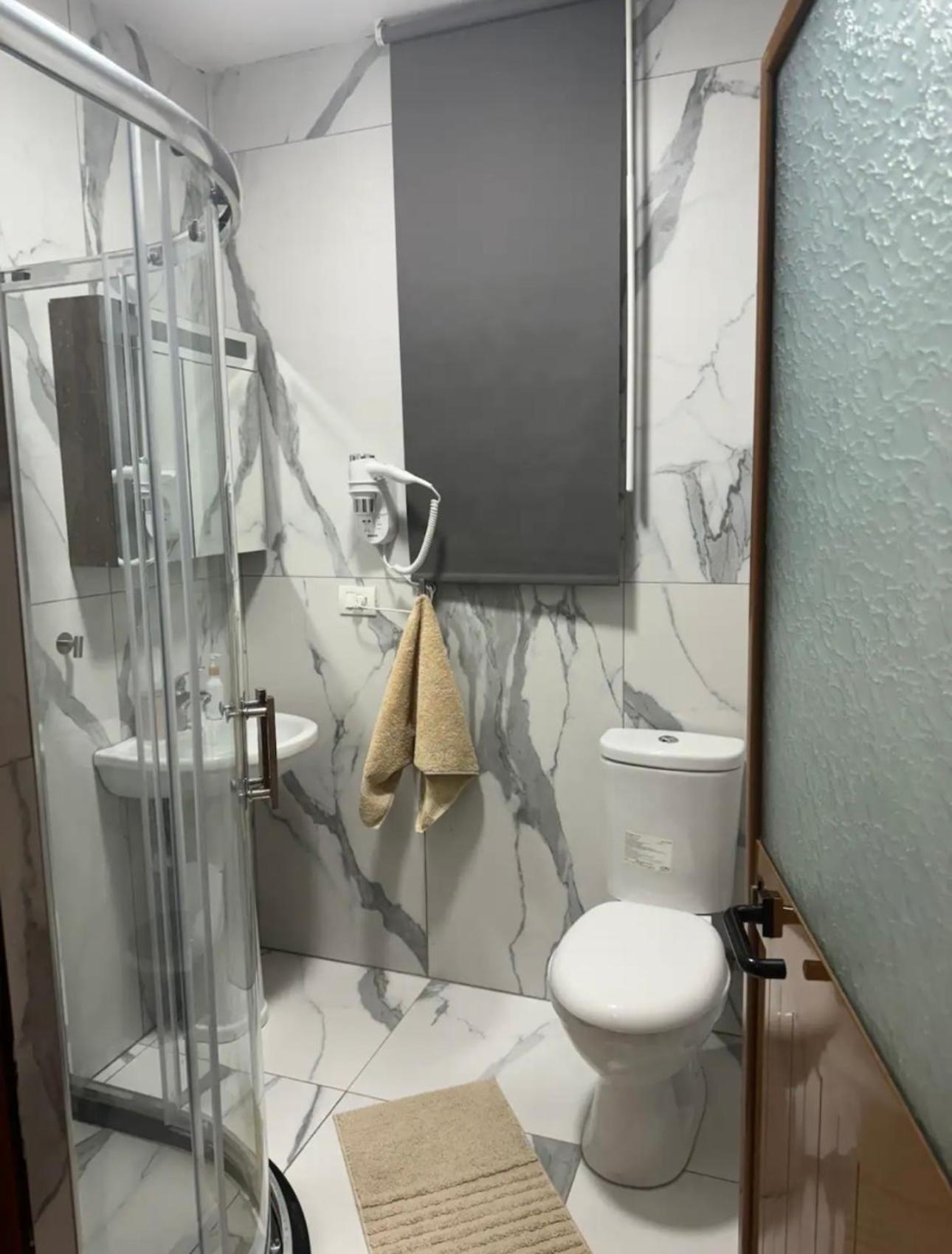 5 Bedroom! 12 Min To Airport! Private Parking *